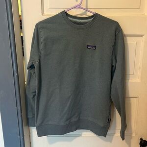 Greyish/ Green Patagonia sweatshirt size M